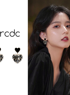 精致黑色爱心耳环小众设计高级感2025新款爆款耳钉个性独特耳饰女