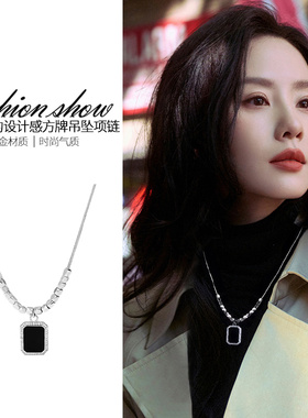 黑色方牌吊坠项链女小众设计简约时尚毛衣链2025新款秋冬气质配饰