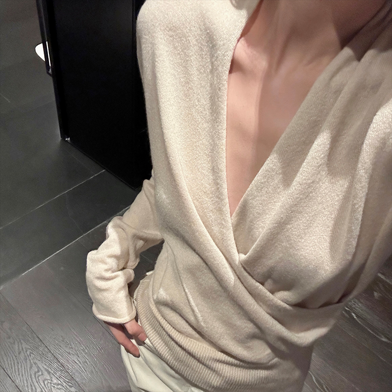 GYOKUU 奶茶色羊绒交叉设计针织毛衣