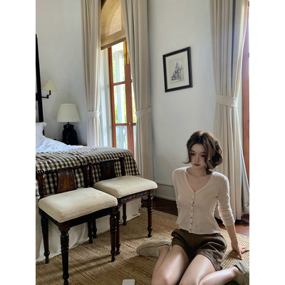 GYOKUU 【唐顿庄园】2026ss 奶杏色彩贝扣短款针织上衣