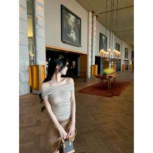 浅卡其色轻薄一字肩褶皱上衣 2025aw GYOKUU 杏仁果奶