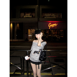 灰色印花露肩短袖 2025ss T恤 小狗乐园 GYOKUU