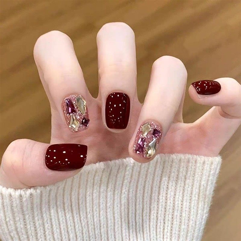 新年红色秋冬高级感显白碎钻短款手工美甲贴片,彩妆/香水/美妆工具,穿戴甲/甲片,淘宝优惠券,粉丝福利购,淘宝优惠卷