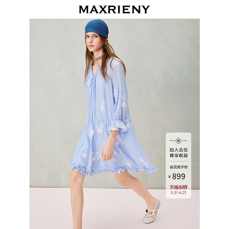 MAXRIENY雾蓝色绣花连衣裙2026年春季新款V领系带宽松中长款裙子