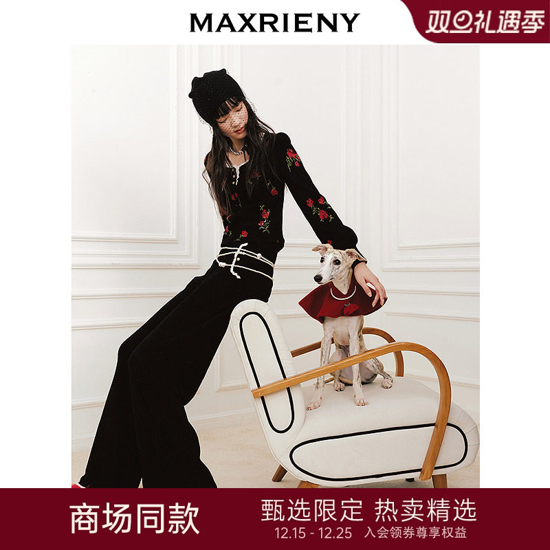 直筒版型、局部撞色设计、小荷叶边装饰