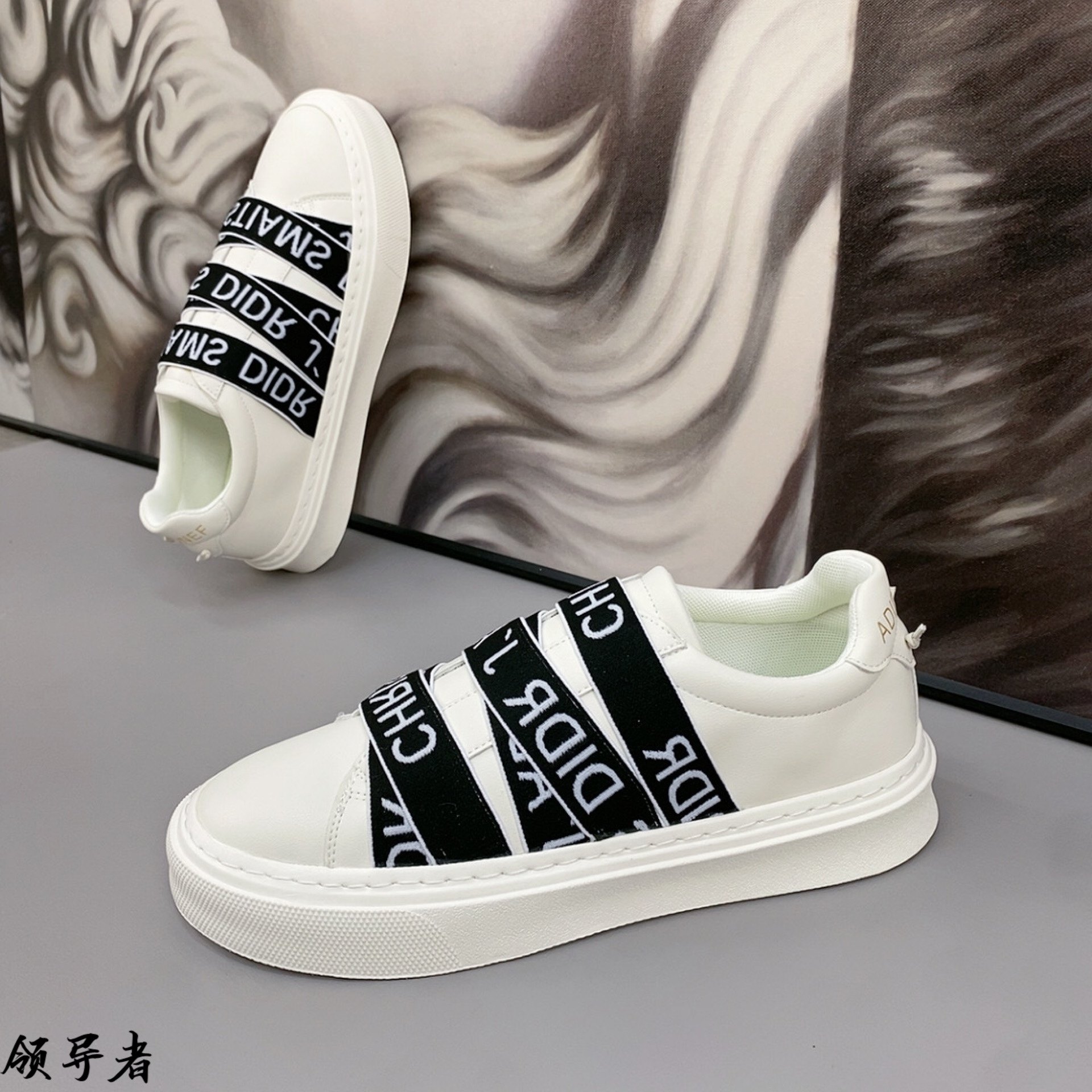 男鞋2026春季新款低帮鞋青年时尚板鞋男士一脚蹬字母休闲红底鞋子