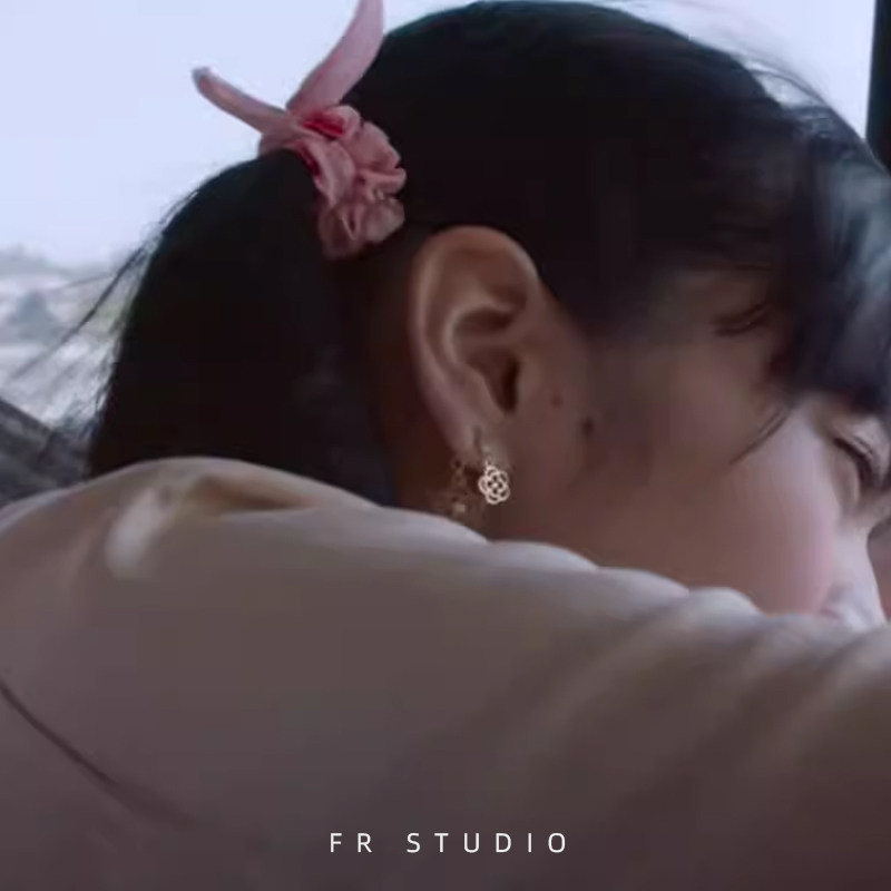 后挂式镂空镀金花朵耳环图片