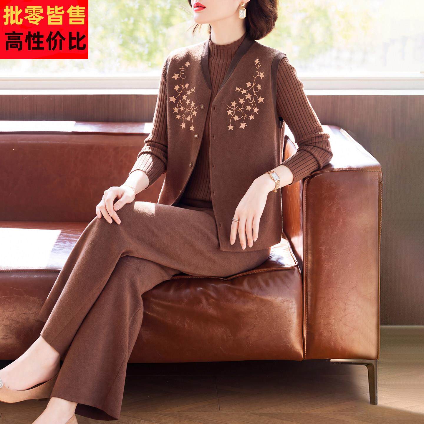 妈妈秋装洋气针织马甲上衣三件套2026新款中老年女装端庄大气套装