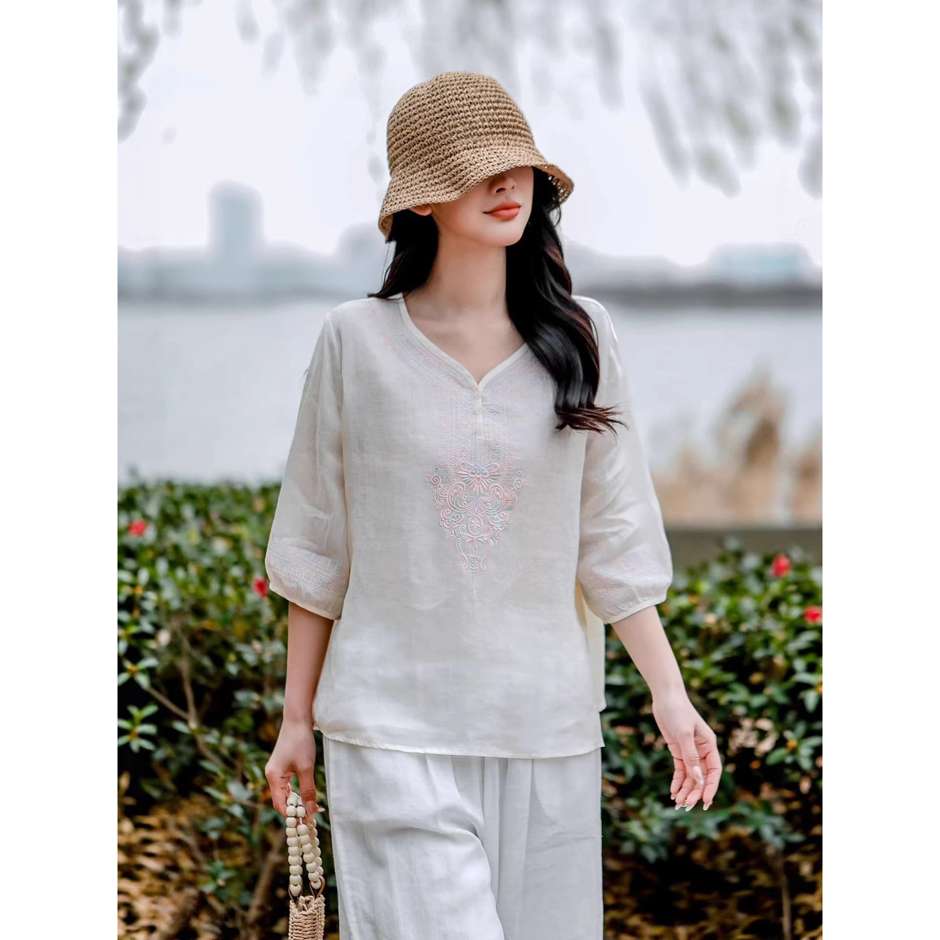 园园美衣2026大码女装中年妈妈苎麻新款夏季文艺v领刺绣上衣