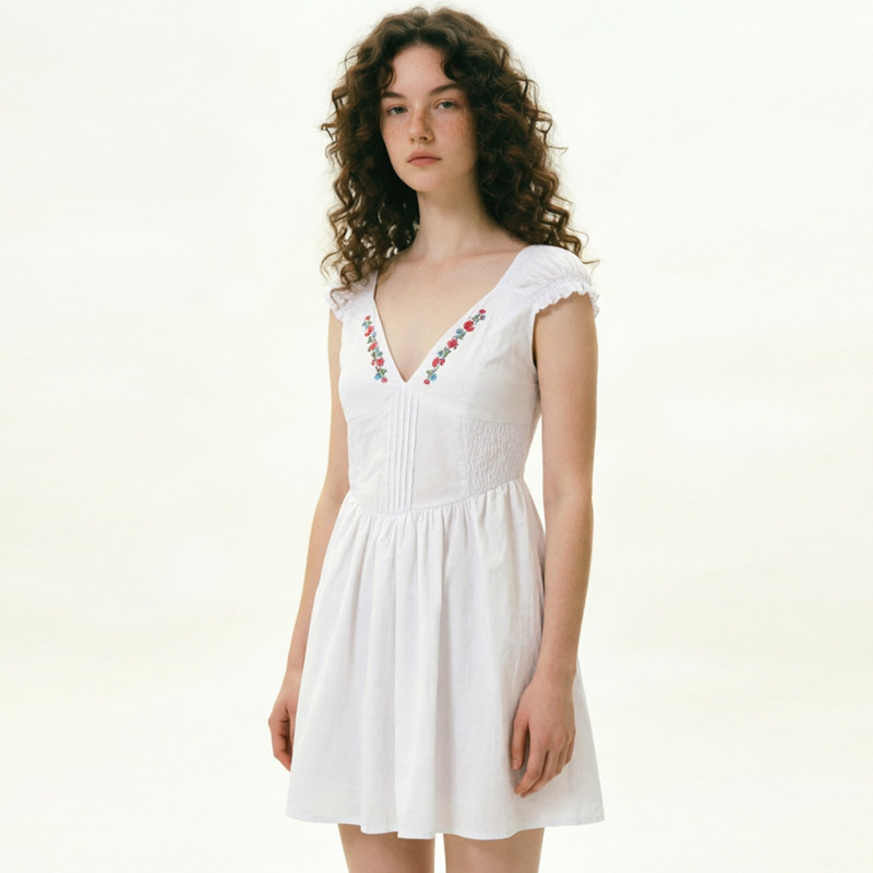 花朵刺绣小白裙  2026夏季法式V领浪漫收腰显瘦A字内衬裤连衣裙