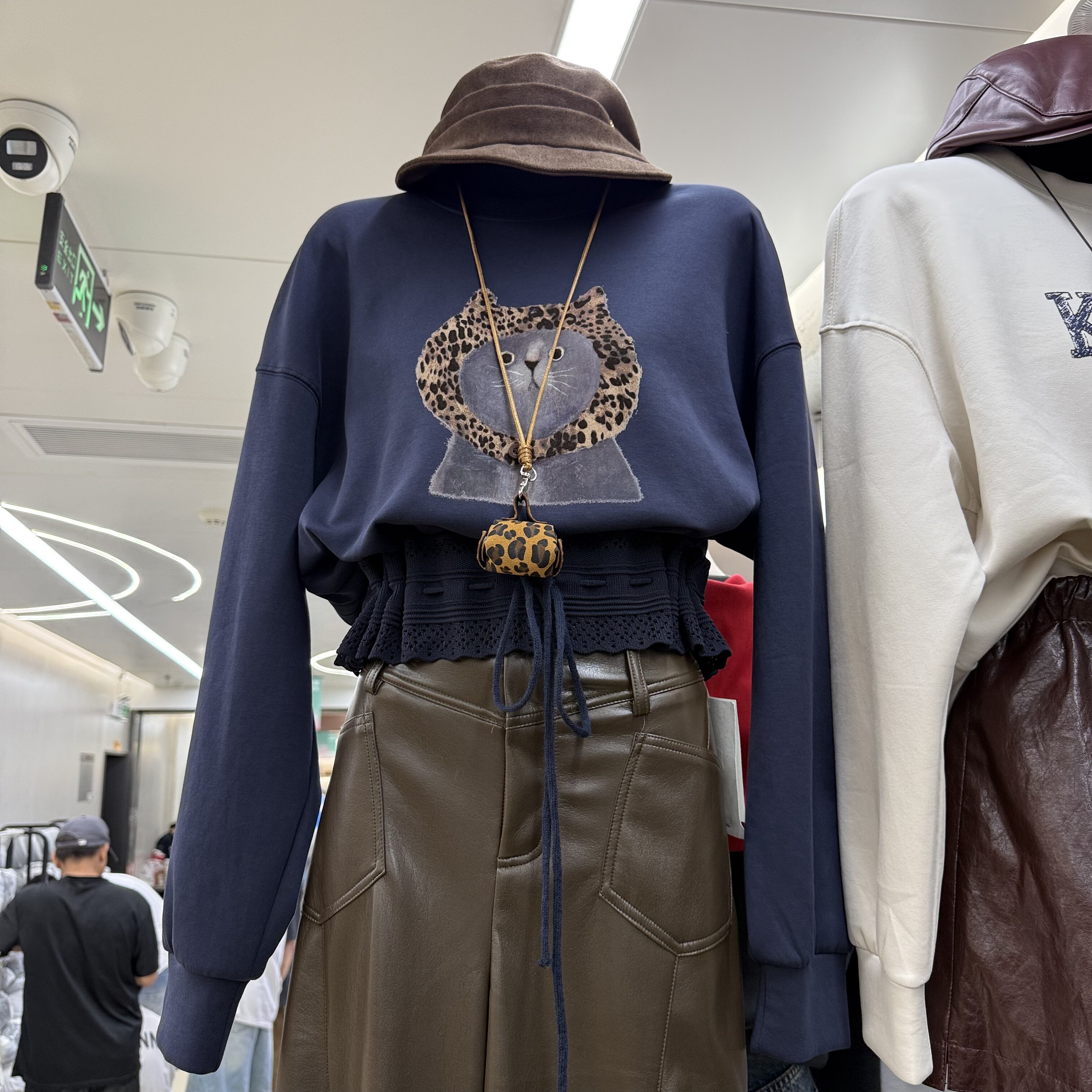 水立坊2025秋季新款小众印花抽绳收腰显瘦圆领百搭女长袖卫衣5222