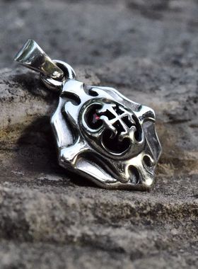 泰国进口男女复古哥特锚花十字纹镶嵌暗红石榴石盾牌925纯银吊坠