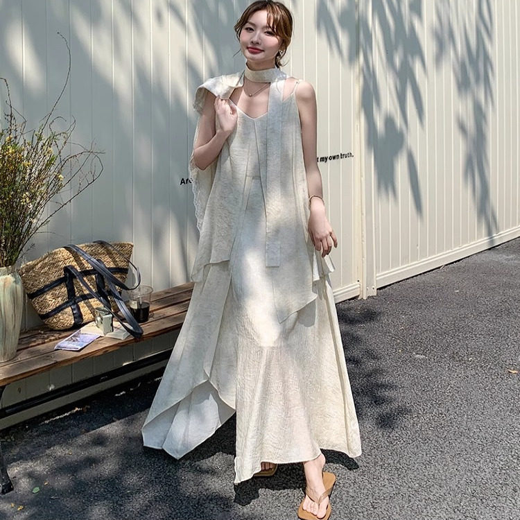 浅米色不规则吊带连衣裙防晒衬衫