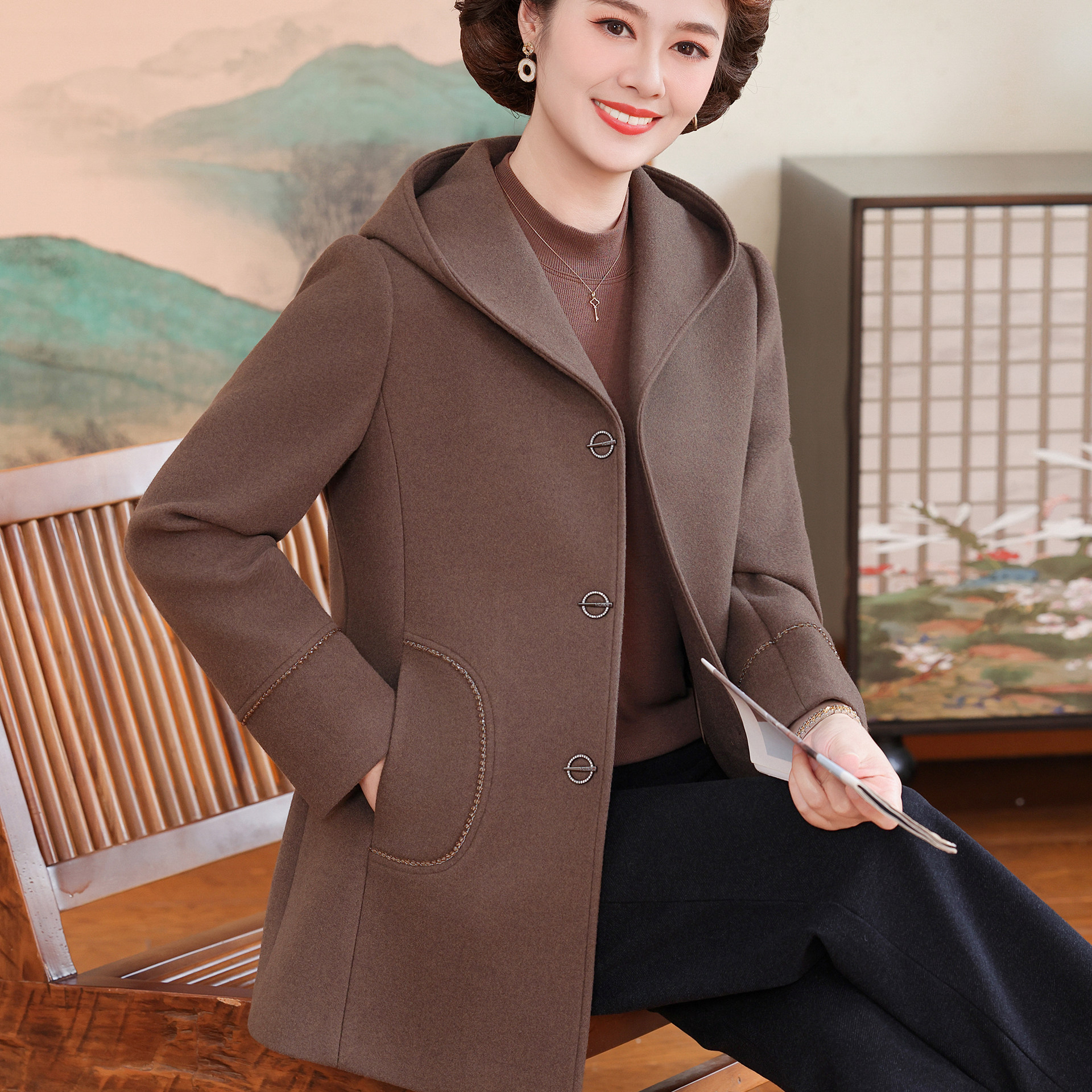 高端妈妈冬装中长款毛呢外套新款中老年女装厚上衣中年人秋冬衣服