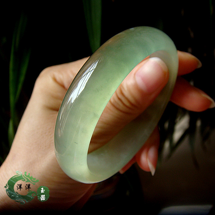 天然浅绿色飘花女款玉石手镯