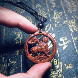 印度小叶紫檀木雕牛挂件项链钥匙扣红木牛挂件木雕生肖镂空吊坠