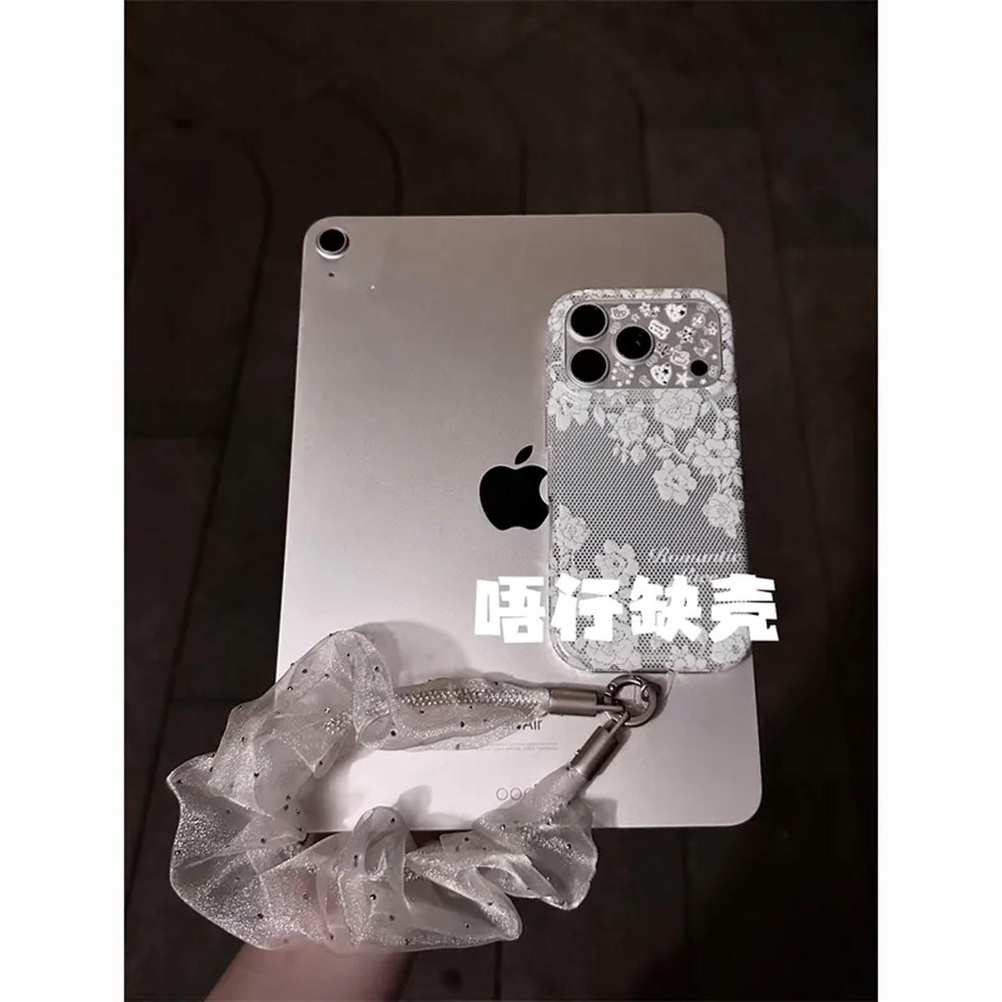 银底白网格花朵英文双简约ins手机壳18promax17promax保护18pro苹果17pro女iPhone16pro双层卡通iPhone17
