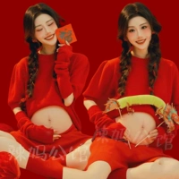 Красные верхние рукава + красные вязаные шорты и красные носки.