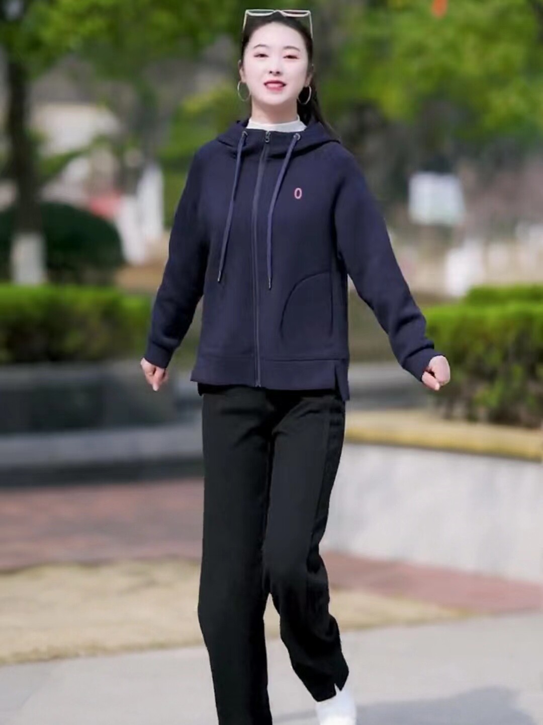 刺绣连帽空气棉外套女简约风
