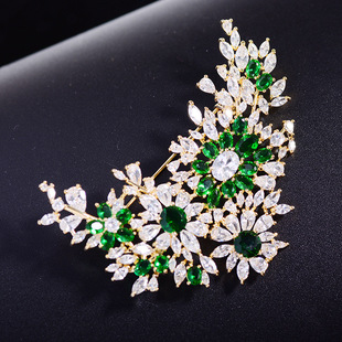 抖音爆款仿祖母绿半月形花卉胸针优雅气质锆石衣饰创意简约服装配