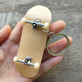 枫木手指滑板迷你指尖四轮双翘板青少年学生9.95厘米钥匙扣包挂件