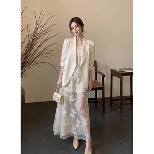 外套蕾丝吊带连衣裙女春气质两件套装 大码 胖mm韩系高级感白色西装