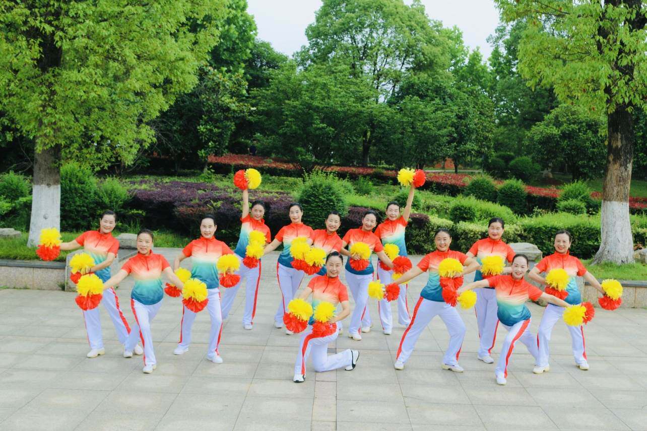 春英广场舞唱支山歌爱中华红歌串烧演出舞蹈团队运动广场舞服装