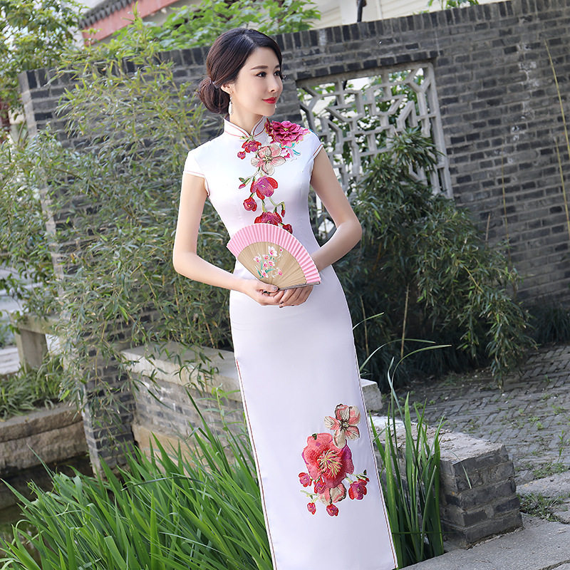 亚利唐狮夏季立体绣花长款旗袍演出服复古时尚走秀旗袍大码旗袍服在类目 女装/女士精品, 婚纱/旗袍/礼服, 旗袍中 - 来自Buy2taobao.com提供专业的淘宝代购服务