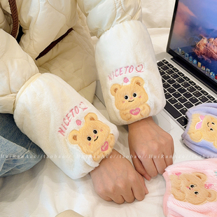 可爱小熊羽绒服防脏袖套女2026新款秋冬办公学生写字防污耐磨套袖