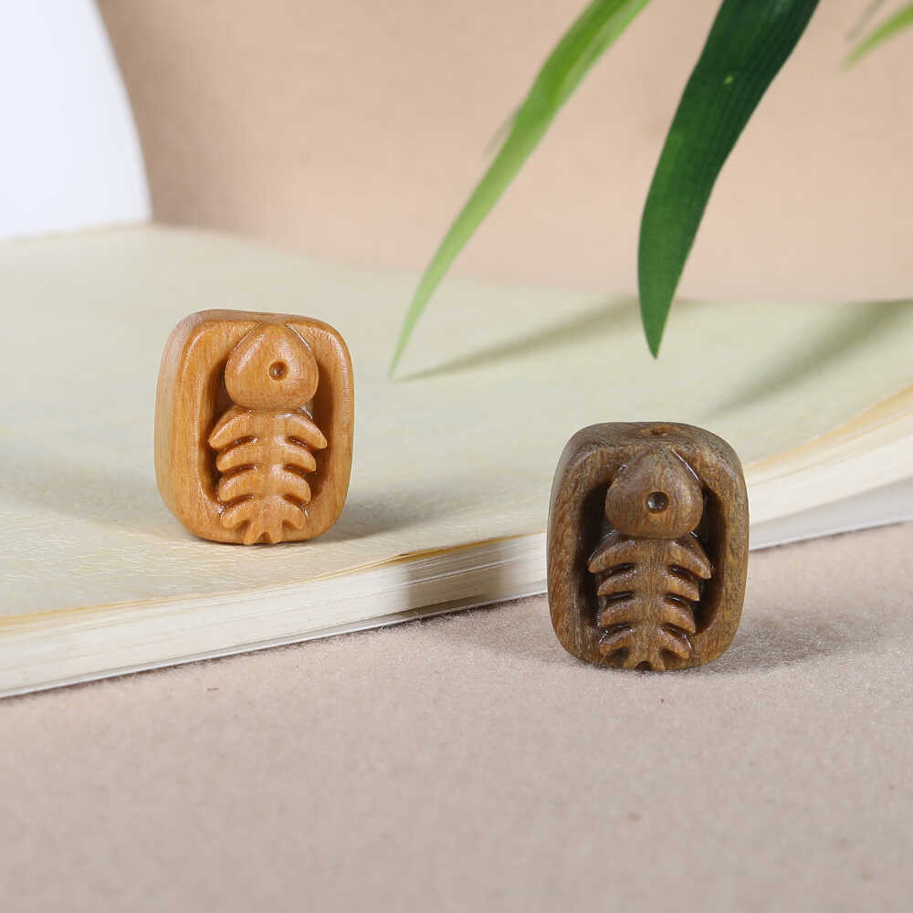 绿檀木雕刻小鱼骨头手链配件