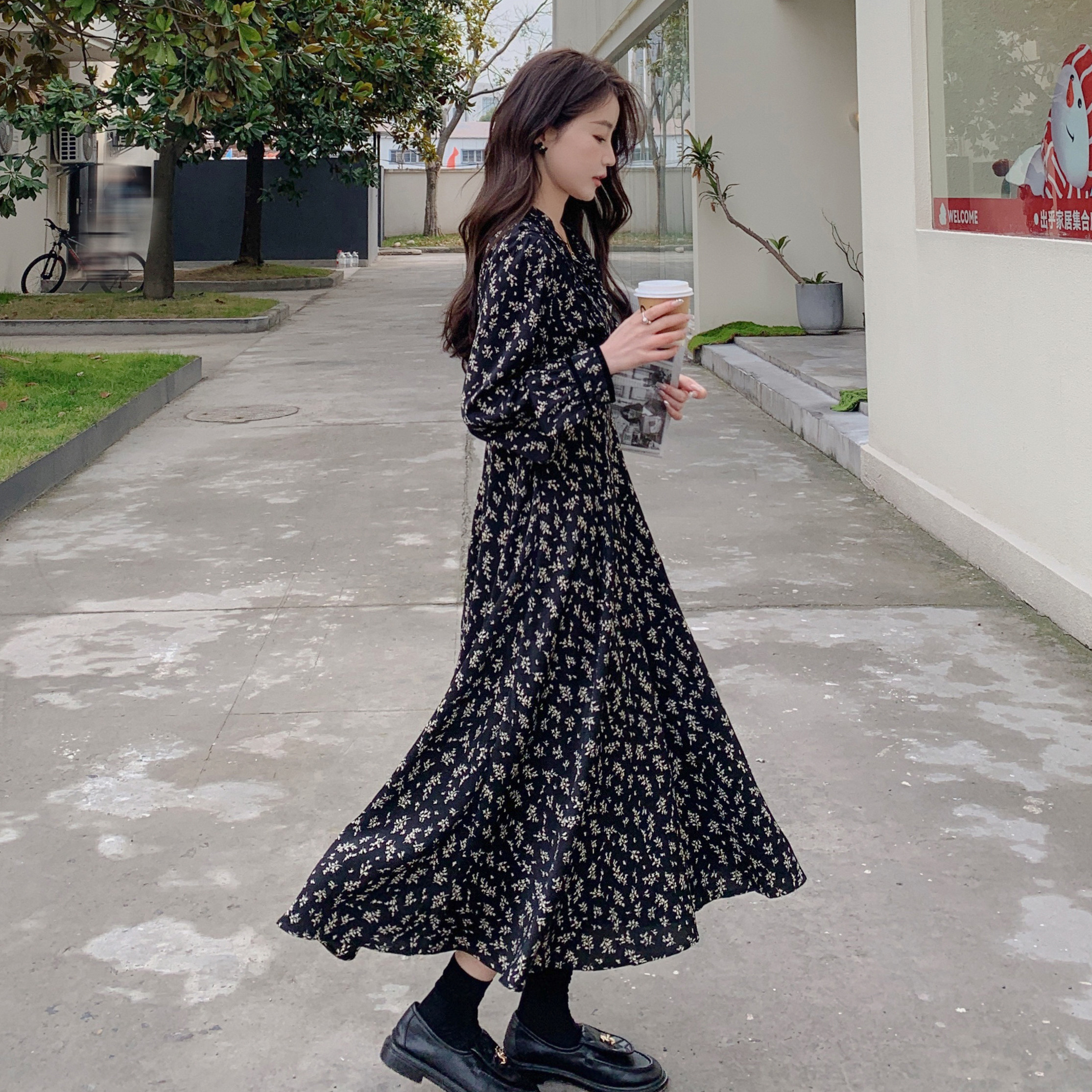 黑色碎花连衣裙女2025春秋新款法式高级感气质显瘦赫本风V领长裙,女装连衣裙,安雅