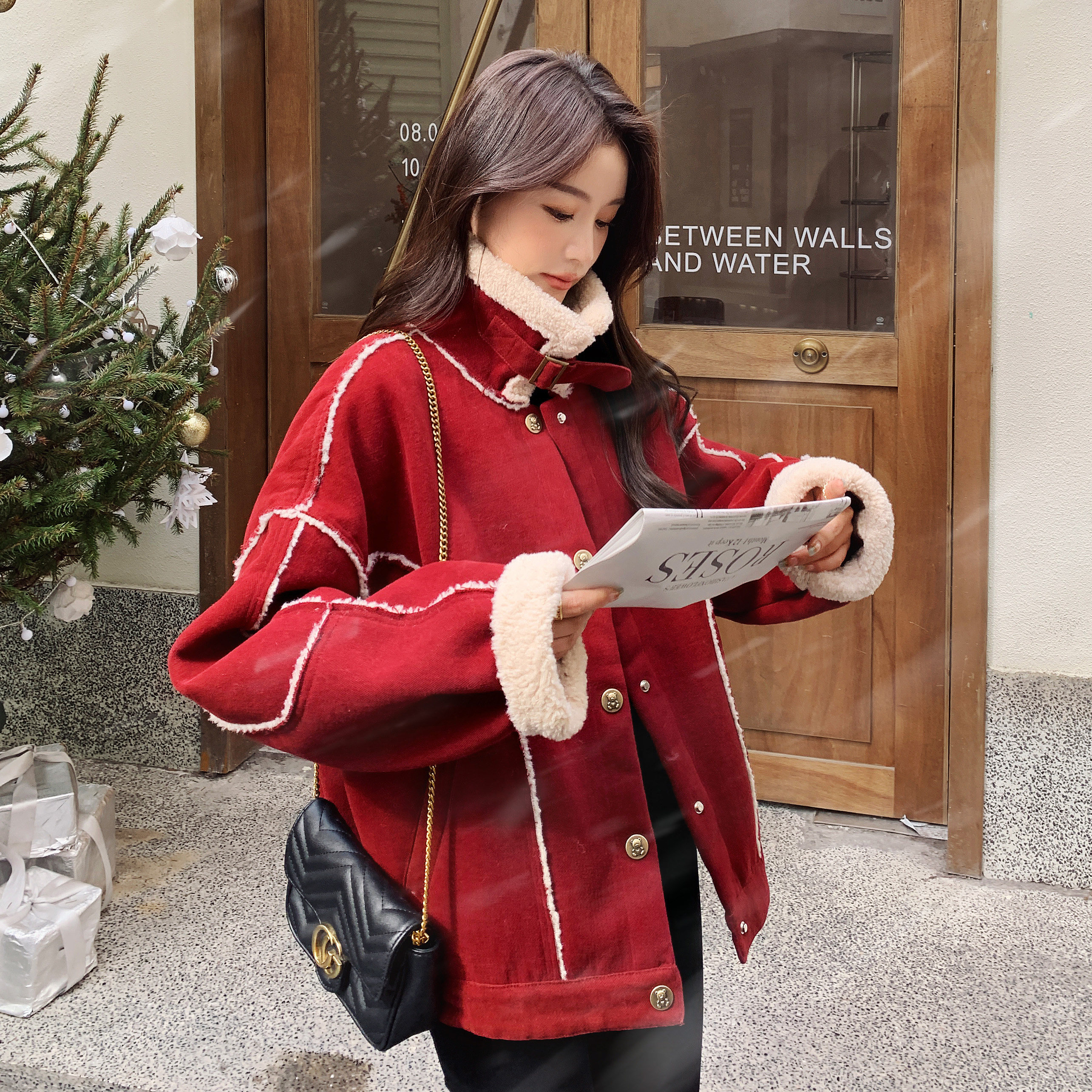红色羊羔毛拼接短款外套女2023年新款炸街小个子加绒加厚棉衣棉袄,女装皮草,安雅