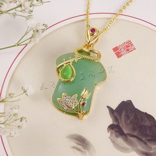 新疆金丝玉东陵玉旗袍吊坠挂件