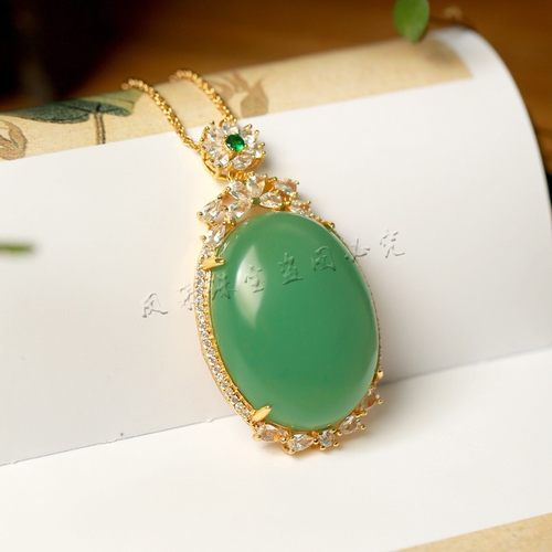 新疆东陵玉天然镶嵌吊坠挂件