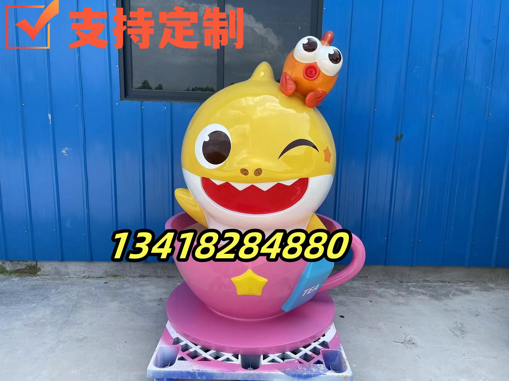 玻璃钢鲸鱼卡通雕塑像公园新款广场拍照景观海豚大头公仔创意摆件