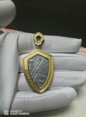 瑞典M铁金盾形吊坠寓意爱和守护