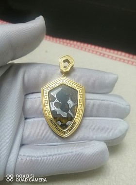 肯尼亚橄榄陨铁盾形吊坠工艺复杂