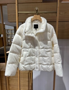 大雅家秋冬款白色立领貂毛拼接保暖短款羽绒服 HFKIAY128A-4999