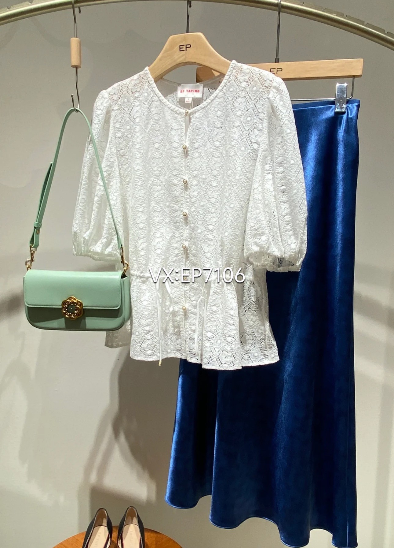 春夏款白色圆领蕾丝抽褶修身衬衫上衣 EGKEC2216B-2699