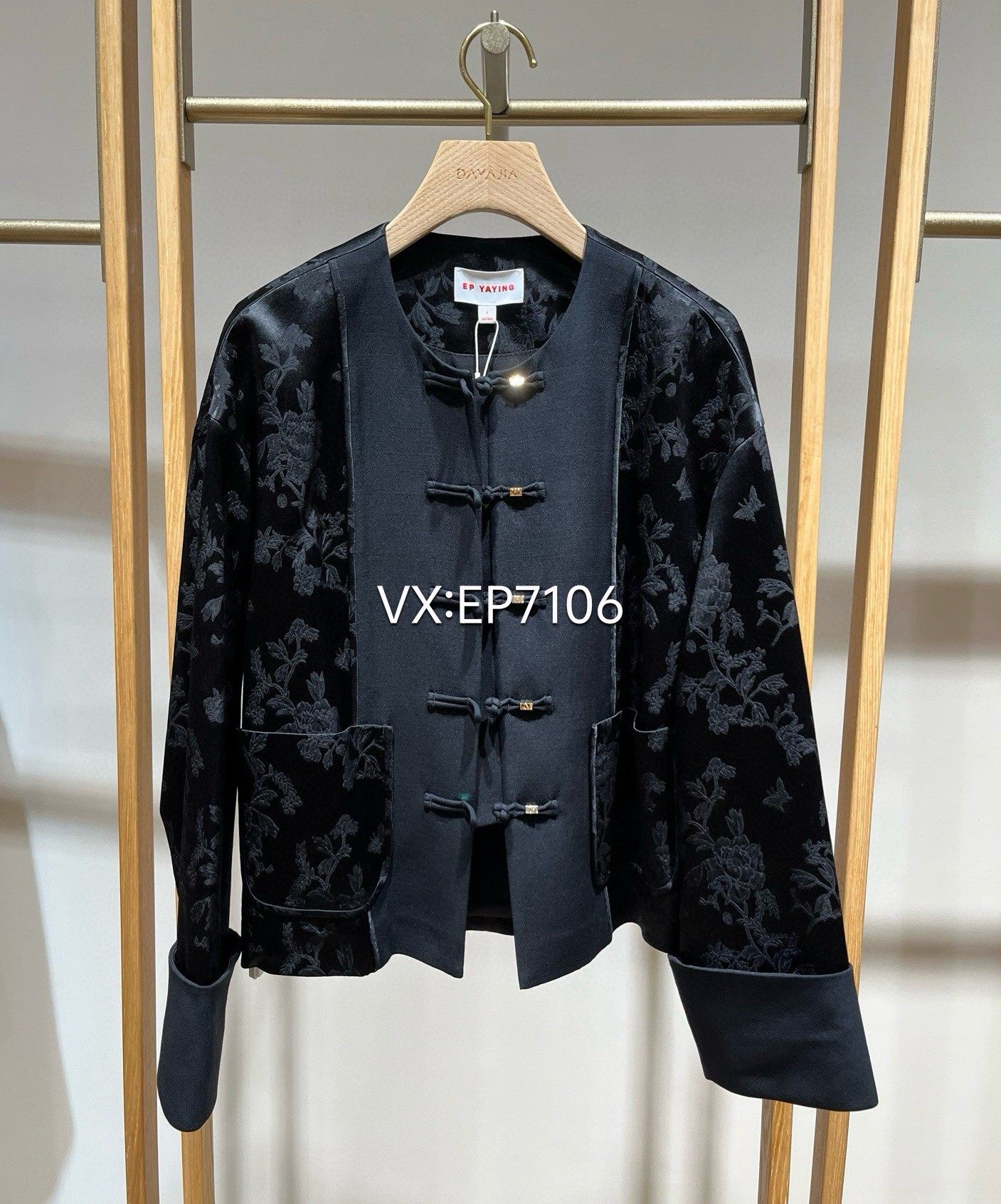 秋冬款黑色桑蚕丝暗纹拼接设计盘扣黑色短外套 EGJIS1235A-4699,女装/女士精品,短外套,淘宝优惠券,粉丝福利购,淘宝优惠卷