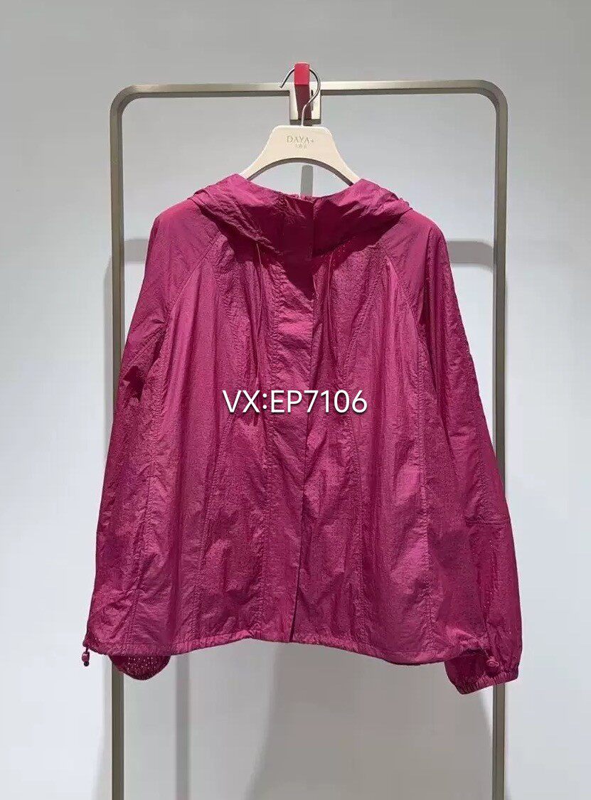 大雅家春夏款枚红色连帽冲孔拼接轻薄短外套 HFLEA1302A-2799