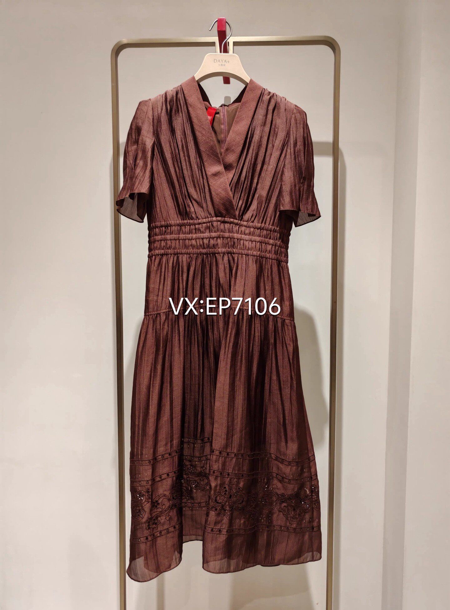 春夏款高端系列咖色青果领镂空刺绣收腰连衣裙 EPJEA4629A-7999