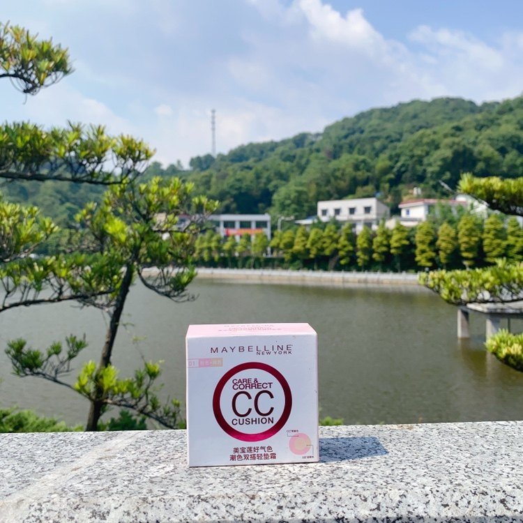 美宝莲轻垫霜遮瑕保湿提亮肤色