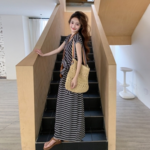 收腰显瘦气质冷淡风条纹连衣裙女夏季新款设计感休闲圆领t恤长裙图片