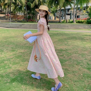 粉色法式泡泡袖碎花连衣裙女2024夏季新款小清新超仙森系显瘦长裙,汤普森球服穿搭男生图片