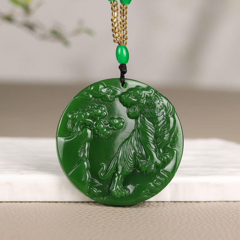 新疆和田碧玉生肖虎吊坠男女款挂件菠菜绿生肖牌精雕玉佩虎虎生威