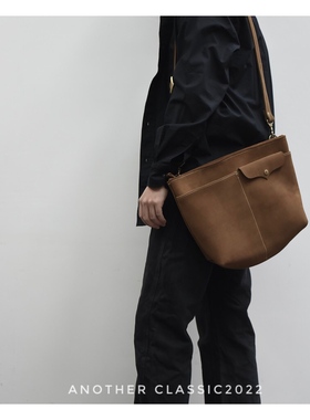 ANOTHER CLASSIC 中号月亮包 翻毛皮