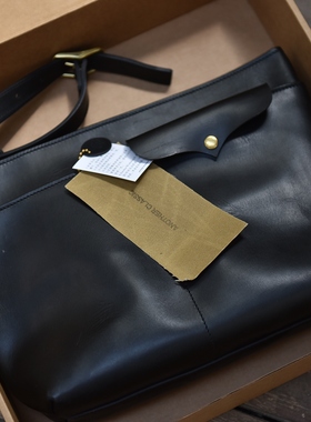 Another Classic中大号月亮包