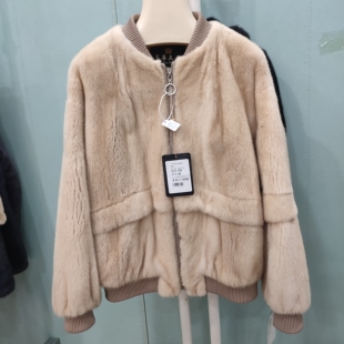 潮流女装 米黄拉链夹克 时尚