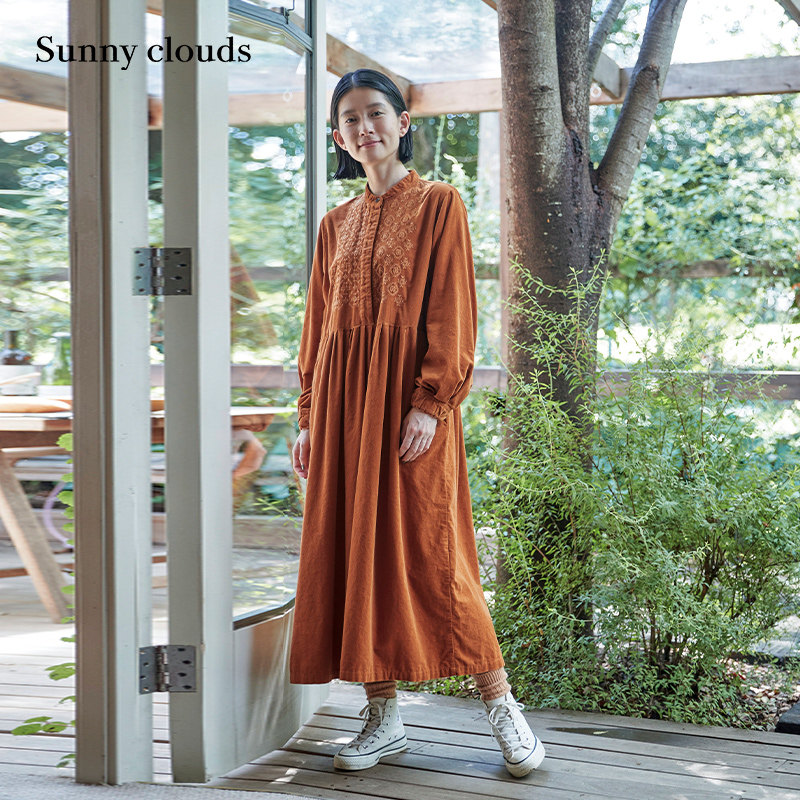 女式纯棉细条绒刺绣装饰连衣裙